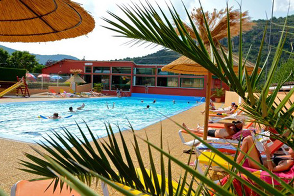 camping-cascade-aveyron---piscine-feuille-palmier-CTV-cascade